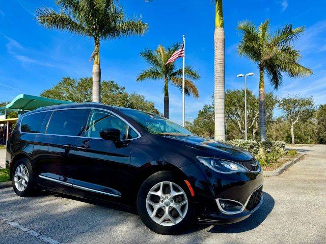 2017 Chrysler Pacifica Minivan Touring-L Plus FWD photo
