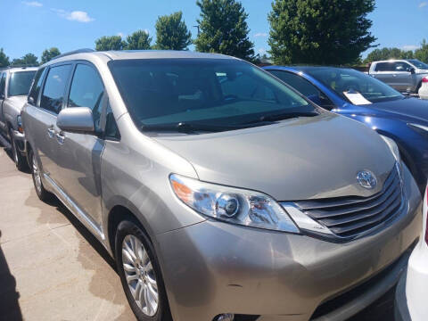 2017 Toyota Sienna XLE Auto Access Seat FWD photo