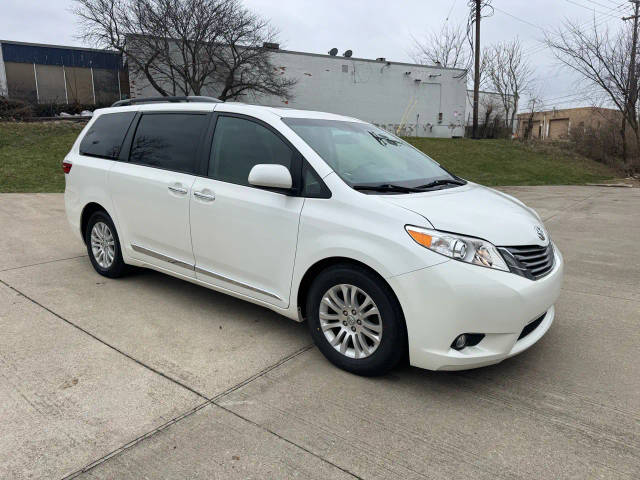 2017 Toyota Sienna XLE Premium FWD photo