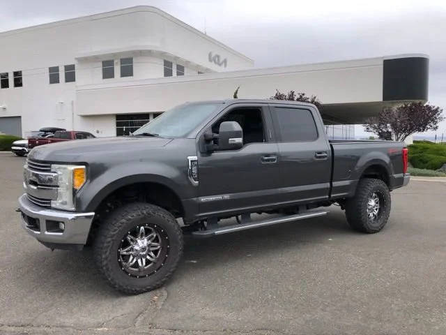 2017 Ford F-250 Super Duty Lariat 4WD photo