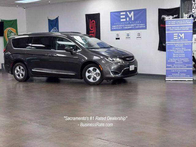 2017 Chrysler Pacifica Minivan Touring-L Plus FWD photo