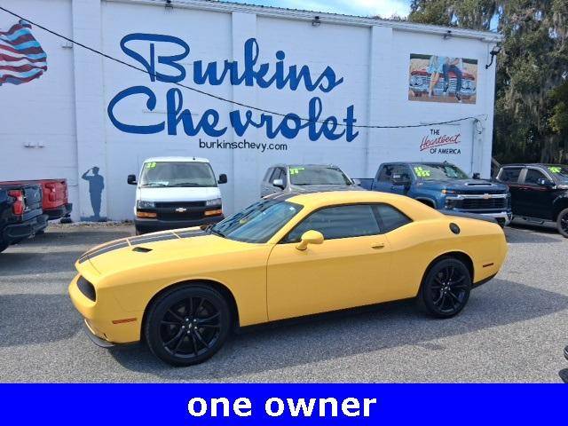 2017 Dodge Challenger SXT RWD photo