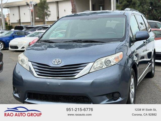 2017 Toyota Sienna LE FWD photo