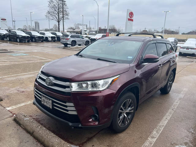 2017 Toyota Highlander LE FWD photo