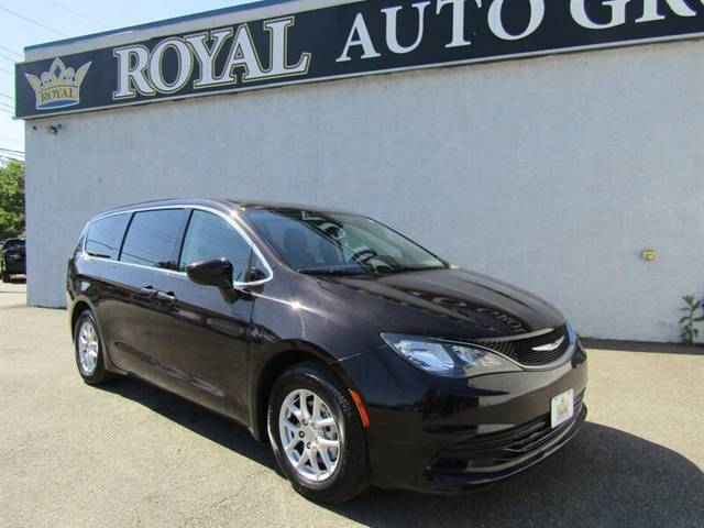 2017 Chrysler Pacifica Minivan Touring FWD photo