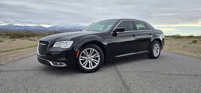 2017 Chrysler 300 Limited RWD photo