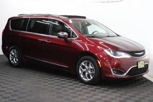 2017 Chrysler Pacifica Minivan Limited FWD photo