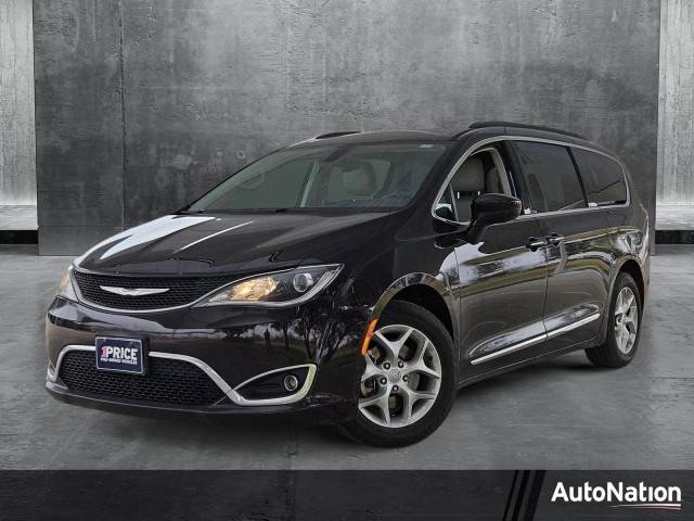 2017 Chrysler Pacifica Minivan Touring-L FWD photo