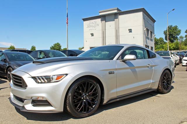 2017 Ford Mustang V6 RWD photo