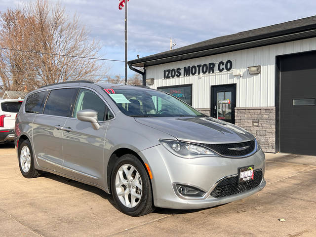 2017 Chrysler Pacifica Minivan Touring-L FWD photo