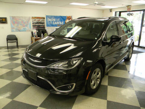 2017 Chrysler Pacifica Minivan Touring-L Plus FWD photo