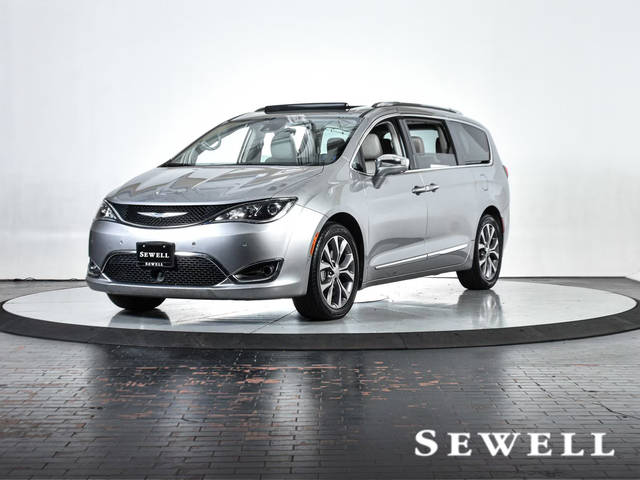 2017 Chrysler Pacifica Minivan Limited FWD photo