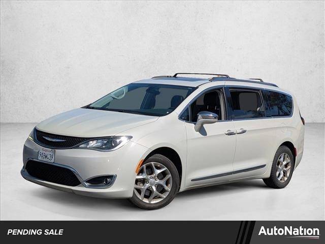 2017 Chrysler Pacifica Minivan Limited FWD photo