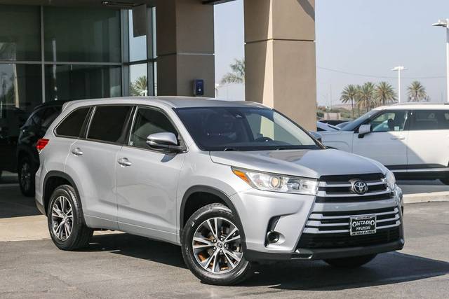 2017 Toyota Highlander LE FWD photo