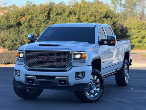 2017 GMC Sierra 2500HD Denali 4WD photo