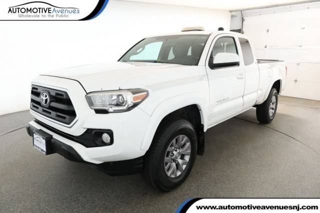 2017 Toyota Tacoma SR5 4WD photo