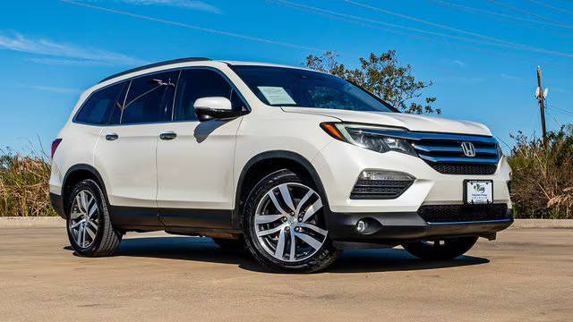 2017 Honda Pilot Touring FWD photo