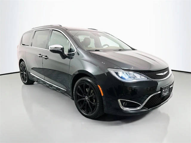 2017 Chrysler Pacifica Minivan Limited FWD photo