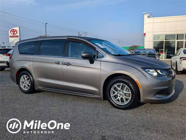 2017 Chrysler Pacifica Minivan Touring FWD photo