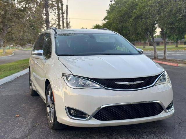 2017 Chrysler Pacifica Minivan Limited FWD photo