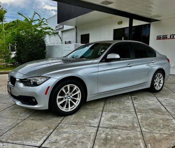 2017 BMW 3 Series 320i RWD photo