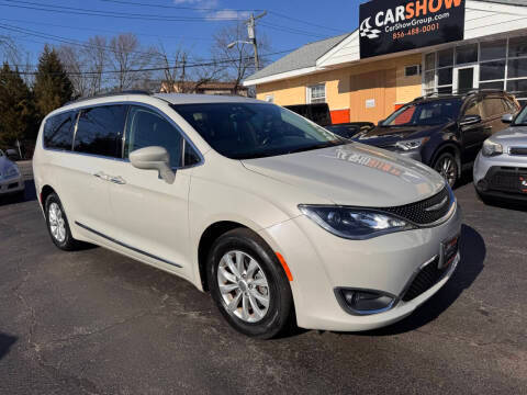 2017 Chrysler Pacifica Minivan Touring-L FWD photo
