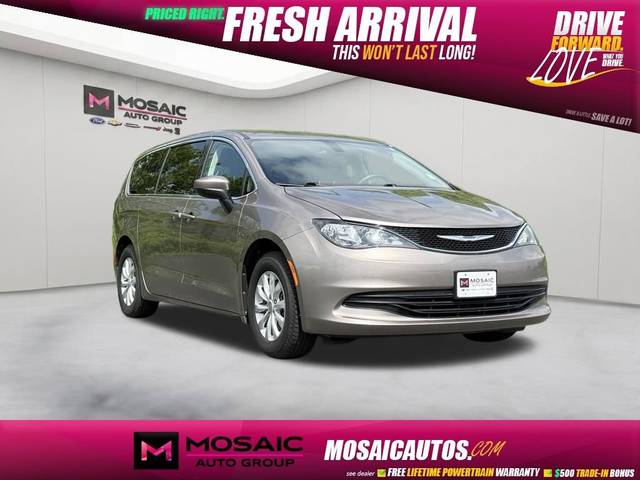2017 Chrysler Pacifica Minivan Touring FWD photo