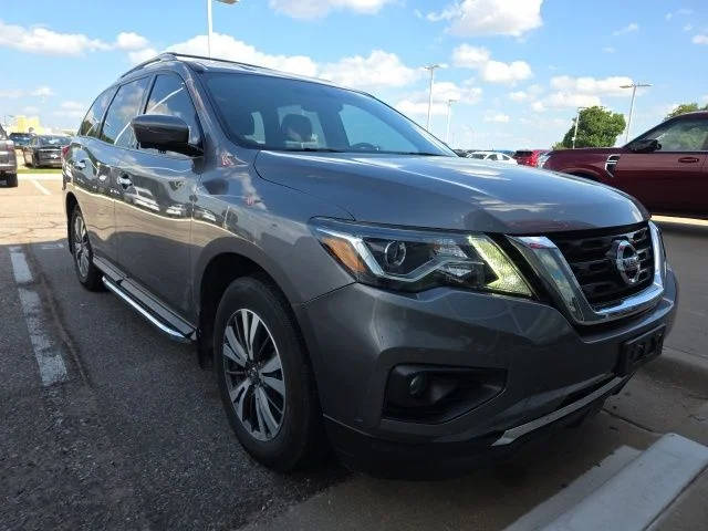 2017 Nissan Pathfinder SL FWD photo