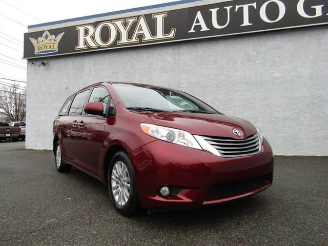 2017 Toyota Sienna XLE FWD photo