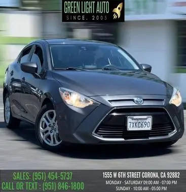 2017 Toyota Yaris FWD photo