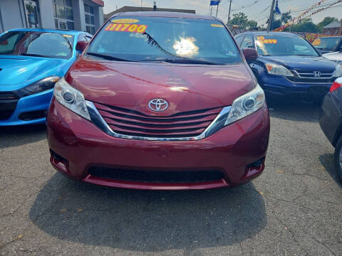 2015 Toyota Sienna LE FWD photo