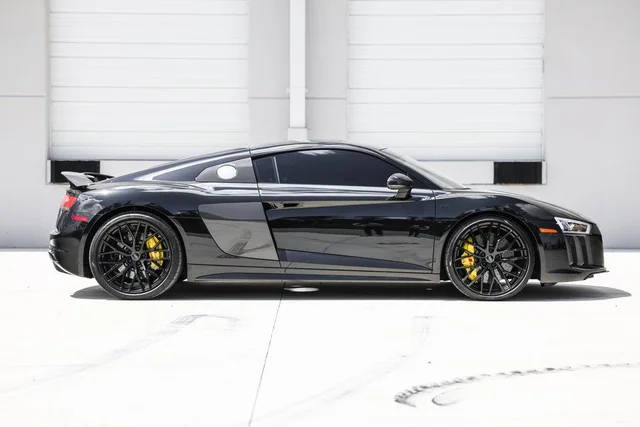 2017 Audi R8 V10 plus AWD photo