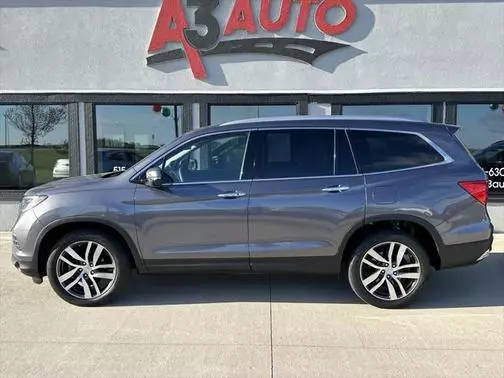 2017 Honda Pilot Touring AWD photo