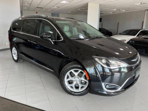 2017 Chrysler Pacifica Minivan Touring-L Plus FWD photo