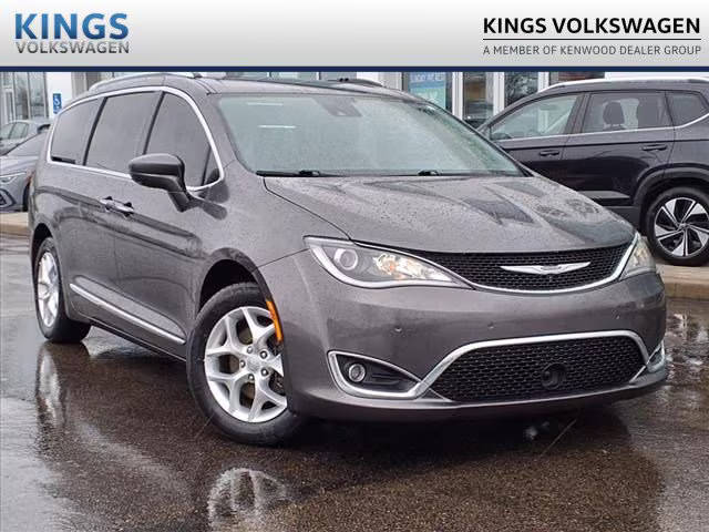 2017 Chrysler Pacifica Minivan Touring-L Plus FWD photo