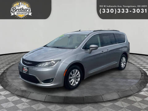 2017 Chrysler Pacifica Minivan Touring-L FWD photo