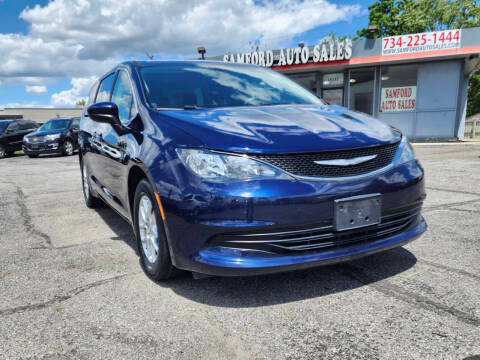 2017 Chrysler Pacifica Minivan Touring FWD photo