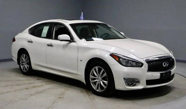 2017 Infiniti Q70 3.7 AWD photo