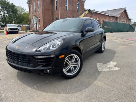2017 Porsche Macan  AWD photo