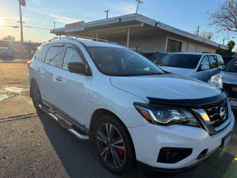 2017 Nissan Pathfinder Platinum 4WD photo