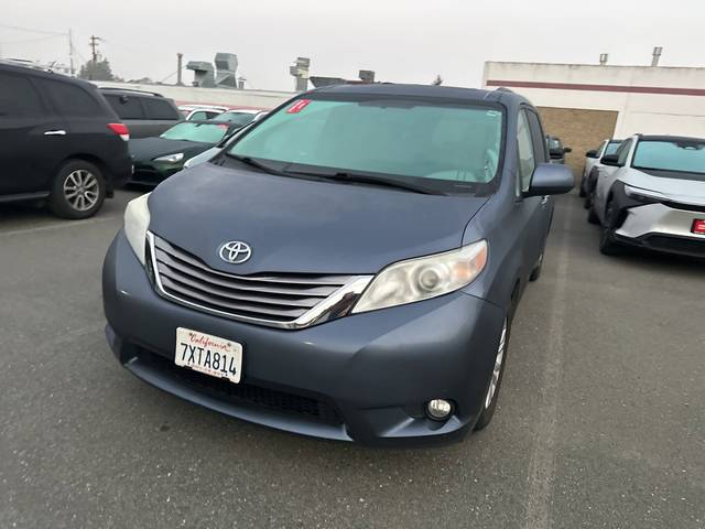 2017 Toyota Sienna XLE FWD photo