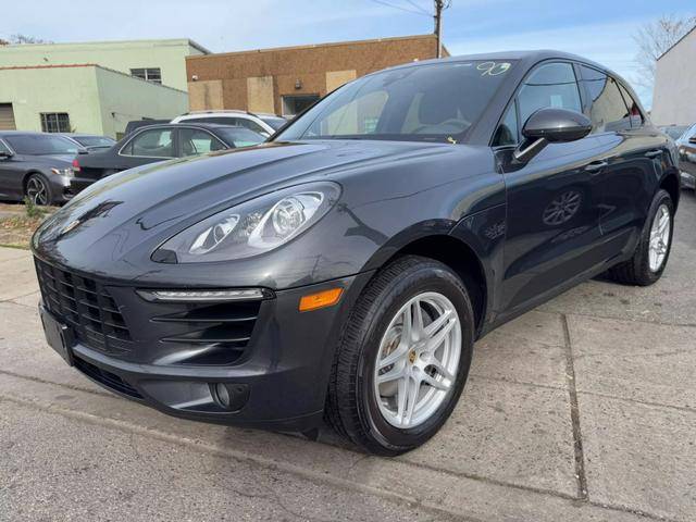 2017 Porsche Macan  AWD photo