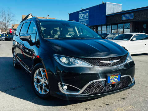 2017 Chrysler Pacifica Minivan Limited FWD photo