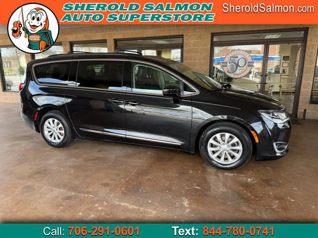 2017 Chrysler Pacifica Minivan Touring-L FWD photo