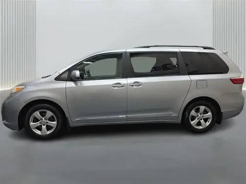 2017 Toyota Sienna LE FWD photo