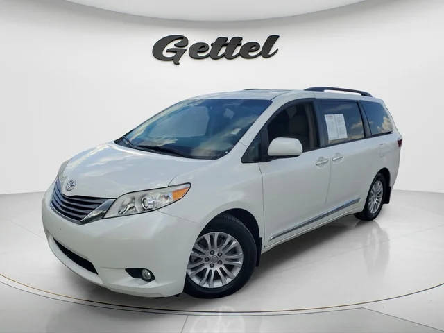 2017 Toyota Sienna XLE FWD photo