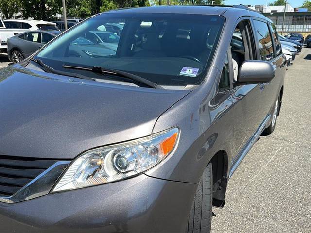 2017 Toyota Sienna XLE FWD photo