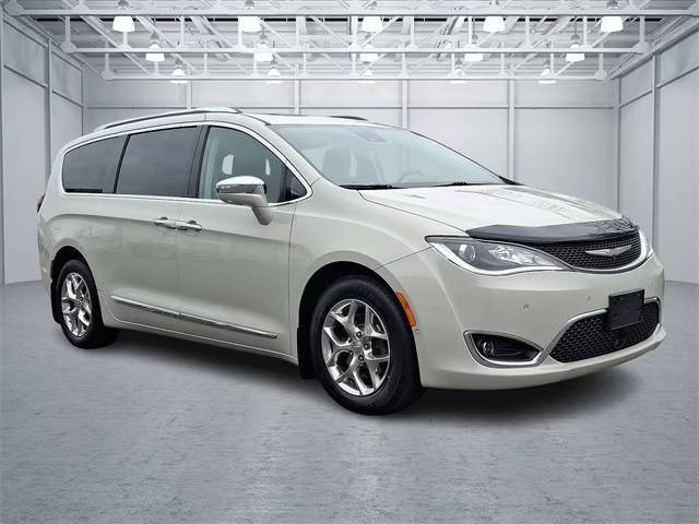 2017 Chrysler Pacifica Minivan Limited FWD photo