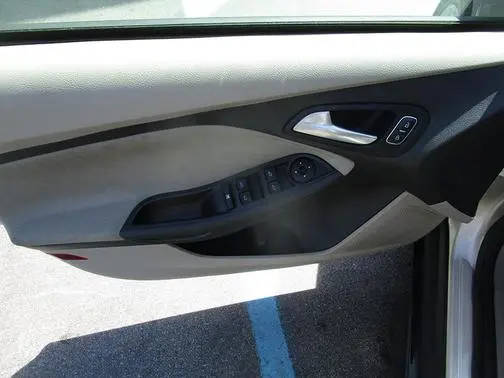 2017 Ford Focus SE FWD photo