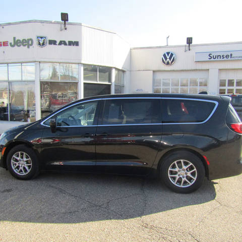 2017 Chrysler Pacifica Minivan Touring FWD photo